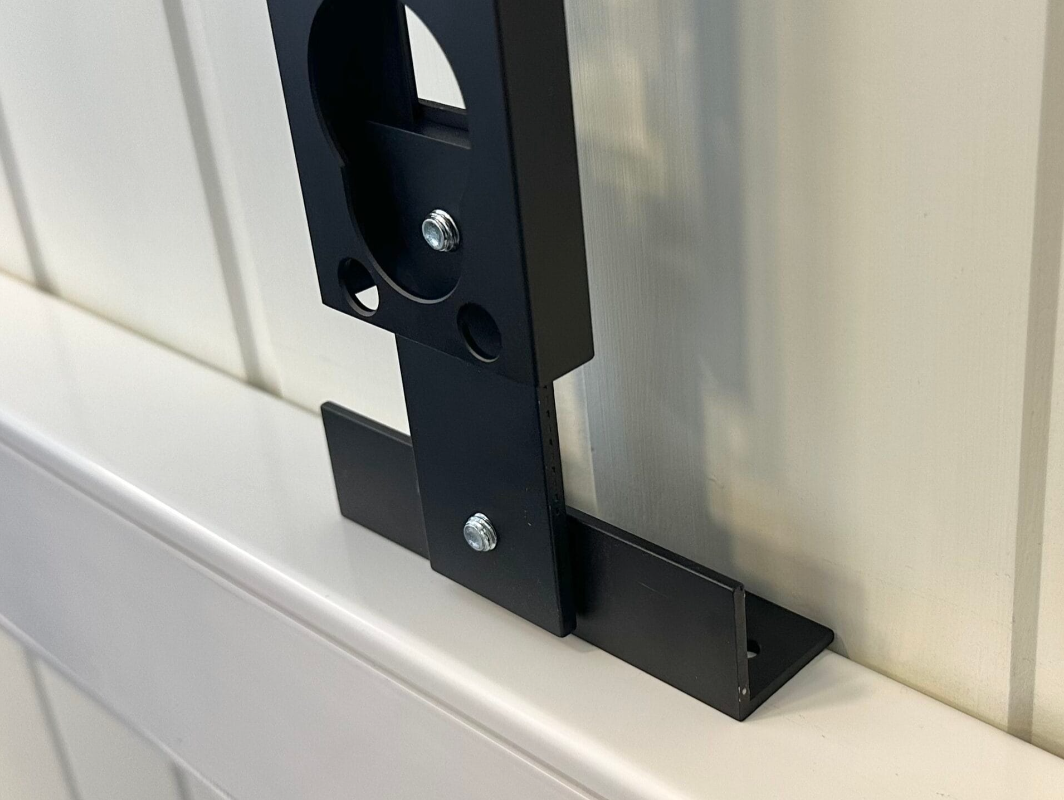 Ceiling & floor attachment