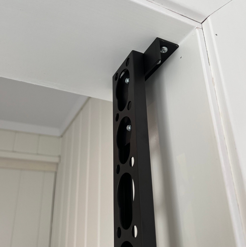 Ceiling & floor attachment